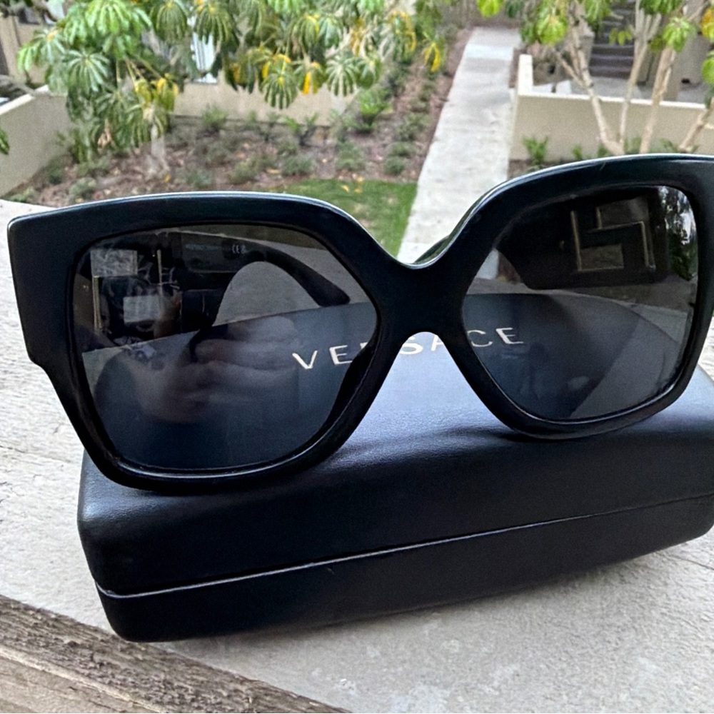 Authentic Versace Black Oversized Women’s Sunglasses w case